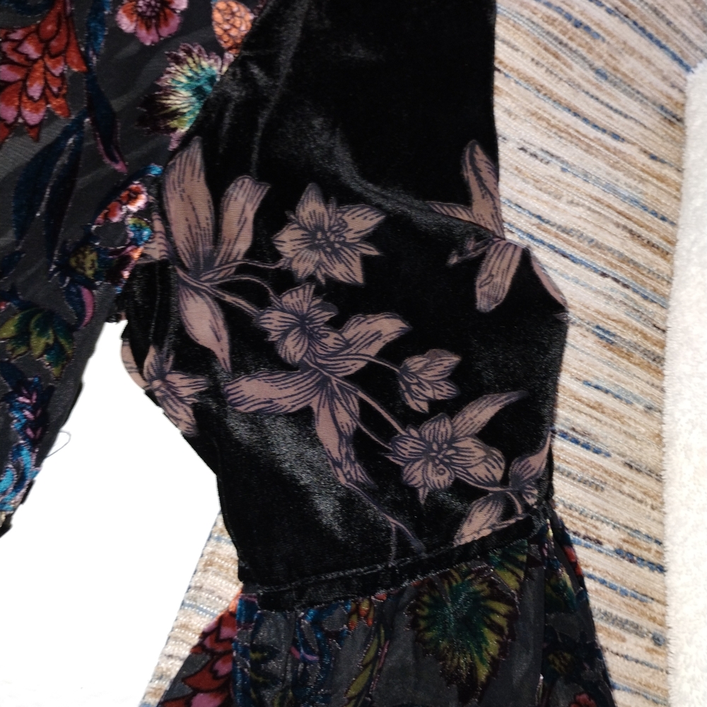 Multiples Velvet Robe with Floral Patterns - Picture 5 of 7